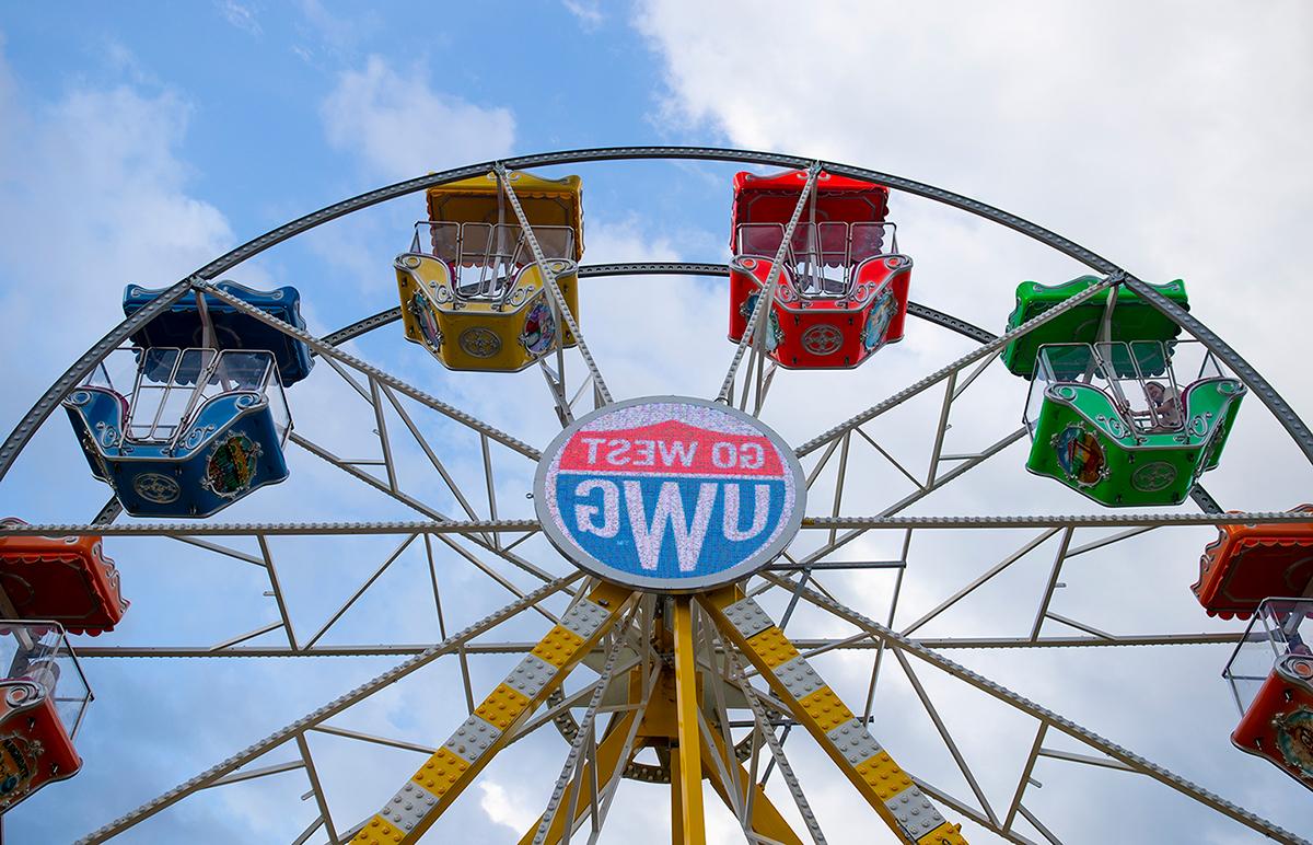 ferris wheel with 在线博彩 shield on it